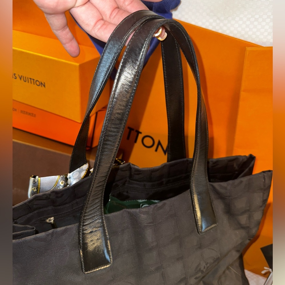 Chanel Travel Line Black Logo embossed Tote Bag. Twilly/Scarf. Charm. Dust Bag - Picture 5 of 12